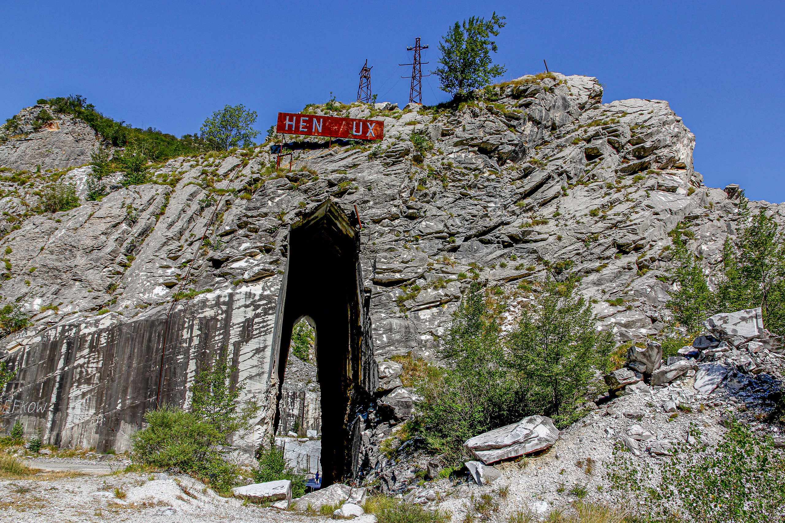 Das aus dem Fels geschlagene Tor, dahinter die Naturarena